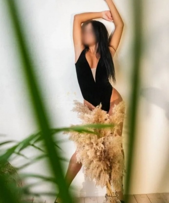 Сексуальная и опытная брюнетка ждет тебя для жаркой встречи. Готова исполнить все твои сокровенные желания. Позволь себе немного беззаботности и страсти в моем обществе. 5523, 25 лет